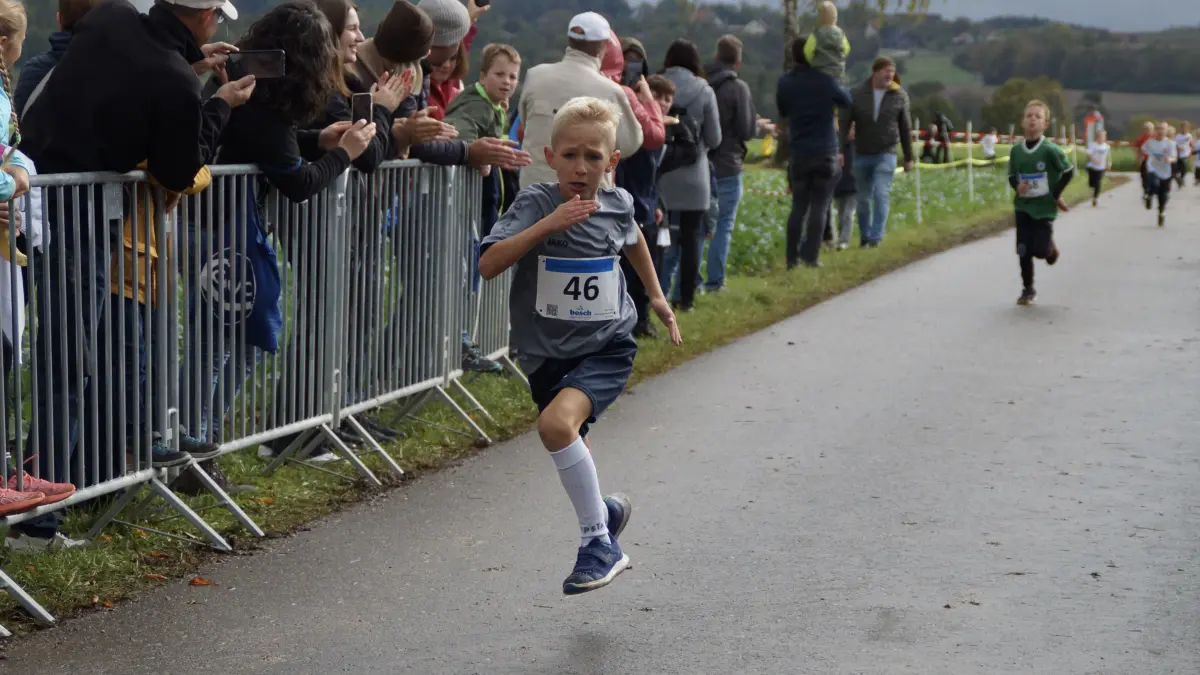 Tino Friebe (U-8-Schüler) rast mit großem Vorsprung dem Zielstrich entgegen.
