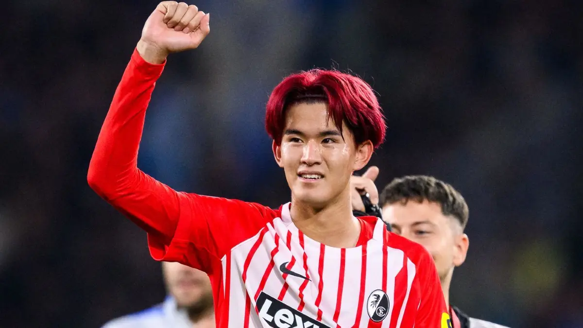 SC Freiburg - FC Schalke 04: 11.10.2026, Baden-Württemberg, Freiburg im Breisgau: Fußball, Männer: Bundesliga, SC Freiburg - FC Schalke 04, 5. Spieltag, Europa-Park Stadion, Keisuke Goto (SC Freiburg) bedankt sich nach dem Spiel bei den Fans für die Unterstützung und jubelt. (zu dpa: ««Roter Zauber» in Freiburg: Mit Teamwork an Tabellenspitze») Foto: Tom Weller/dpa - WICHTIGER HINWEIS: Gemäß den Vorgaben der Bundesliga bzw. des DFB Deutscher Fußball-Bund ist es untersagt, in dem Stadion und/oder vom Spiel angefertigte Fotoaufnahmen in Form von Sequenzbildern und/oder videoähnlichen Fotostrecken zu verwerten bzw. verwerten zu lassen. +++ dpa-Bildfunk +++