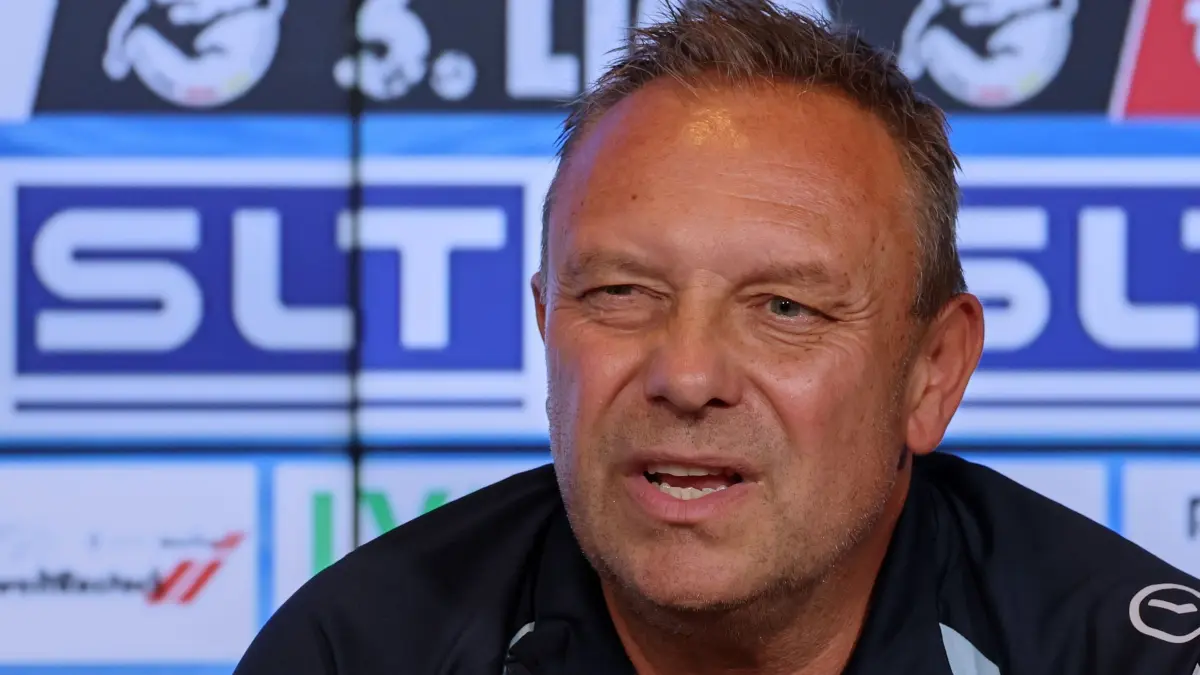 Andre Breitenreiter: ARCHIV - 24.09.2026, Mecklenburg-Vorpommern, Rostock: André Breitenreiter wird auf einer Pressekonferenz im Ostseestadion als neuer Chef-Trainer des Fußball-Drittligisten FC Hansa Rostock vorgestellt. (zu dpa: «Meppen schockt Rostock: Enttäuschung für Breitenreiter») Foto: Bernd Wüstneck/dpa +++ dpa-Bildfunk +++