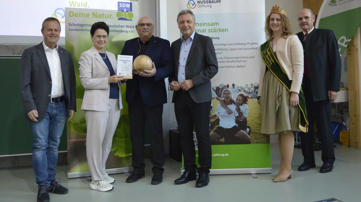 Preisverleihung an der HFR Rottenburg. Von links: Ulrich Kienzler (SDW), Landesministerin Marion Gentges, Rektor Bastian Kaiser, Peter Jahn (Nussbaum Stiftung), Waldkönigin Franziska Waslikowski und Karl-Wilhelm Röhm (SDW)