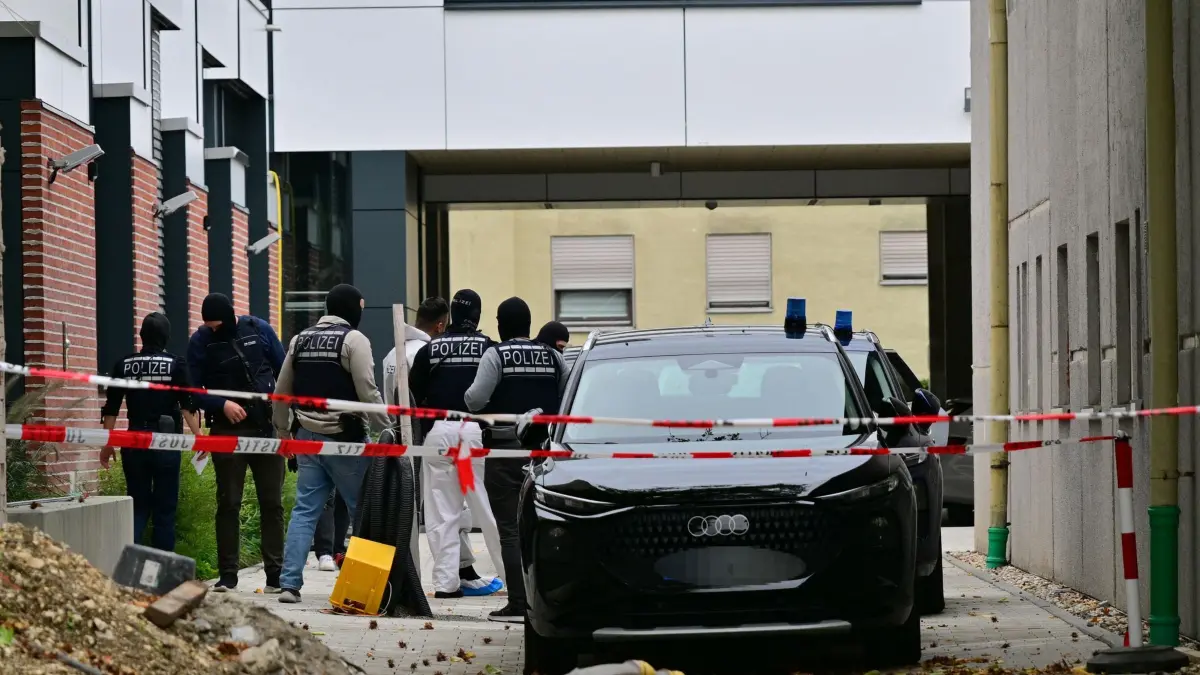Sabotage in Polen: Verdächtige in Deutschland gefasst: 13.10.2026, Baden-Württemberg, Nürtingen: Zwei Männer werden von Polizei und Justiz vom Haftrichter am Amtsgericht zum Auto geführt. Gestern wurden in Nürtingen zwei Männer festgenommen, die im September in Polen einen Brandanschlag auf die Bodenstation des Satellitennetzes Starlink verübt haben sollen. Foto: Jan-Philipp Strobel/dpa +++ dpa-Bildfunk +++