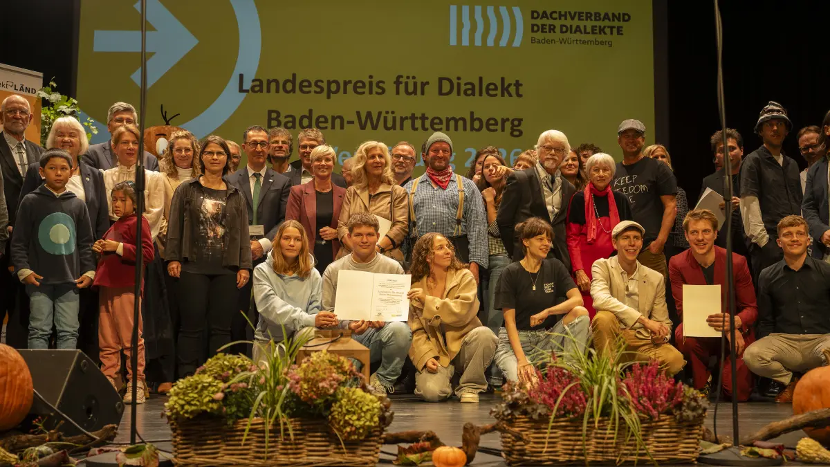 Die Preisträger des Landespreises für Dialekt mit Ministerpräsident Cem Özdemir.