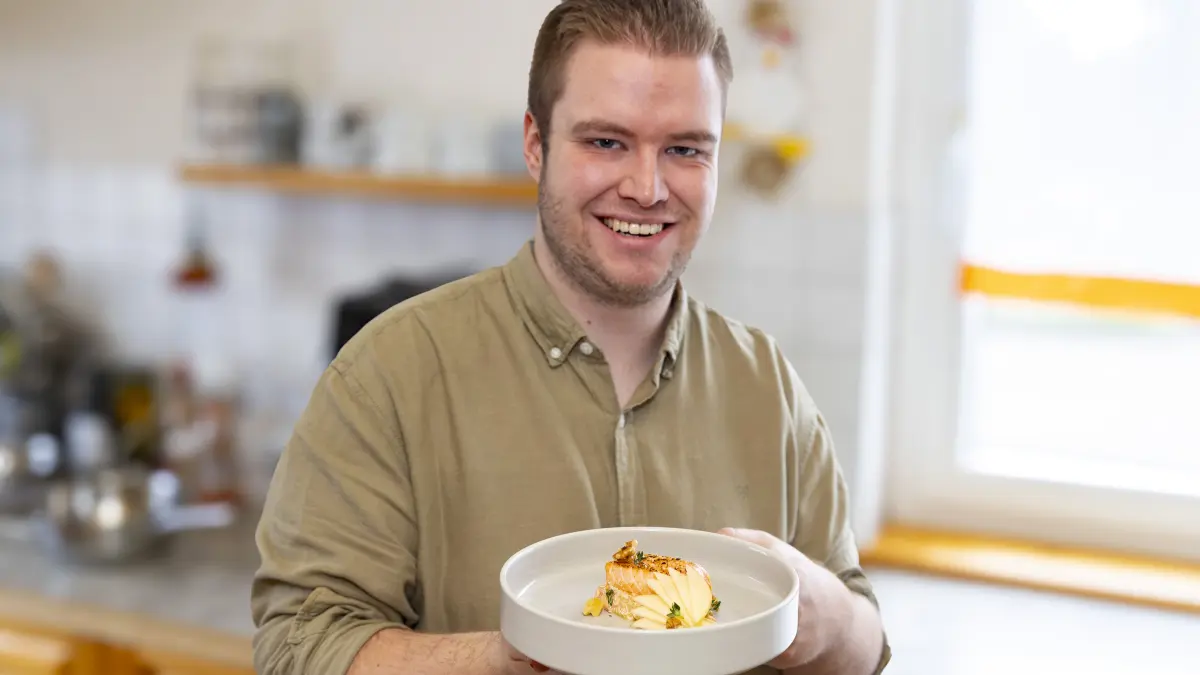 GZ-Rezept mit Dennis Straubmüller - Sellerie-Apfelsuppe mit Lachs und Walnüssen