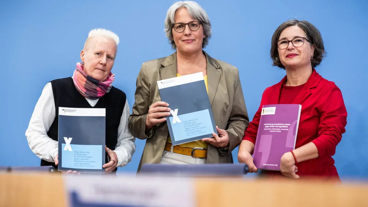 Missbrauchsbeauftragte legt Bericht vor: 13.10.2026, Berlin: Kerstin Claus (M), die unabhängige Missbrauchsbeauftragte des Bundes, stellt neben Julia Gebrande (r) Kommissionsvorsitzende und Angela Marquardt (l), Mitglied des Betroffenenrates den Bericht zum Ausmaß sexueller Gewalt gegen Kinder und Jugendliche vor. Foto: Michael Kappeler/dpa +++ dpa-Bildfunk +++