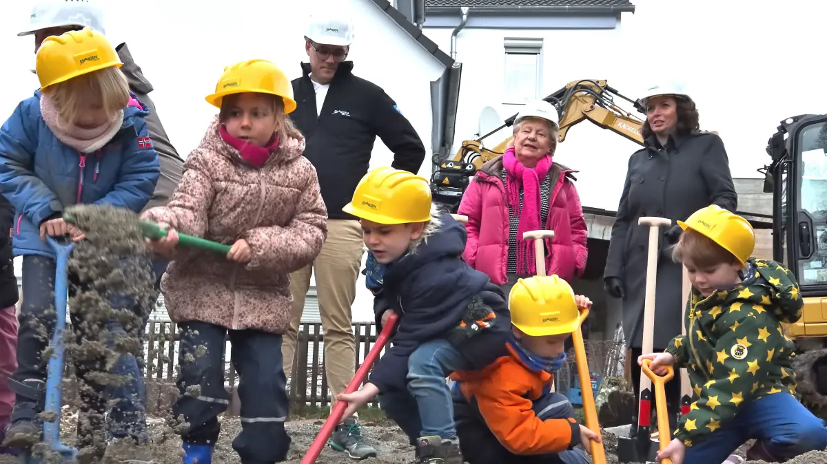 Die Gemeinde Eningen hat innerhalb von zehn Jahren 140 neue Kindergartenplätze geschaffen. Beim Spatenstich aktiv waren die Kleinen auch, so wie hier 2024 beim Tommentalkindergarten.
