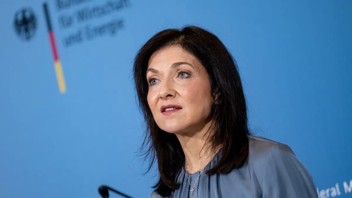 Bundeswirtschaftsministerin Reiche: Katherina Reiche (CDU), Bundesministerin für Wirtschaft und Energie, gibt ein Statement im Bundesministerium für Wirtschaft und Energie. (zu dpa: «Ministerium bringt Gasreserve auf den Weg -Umlage geplant»)