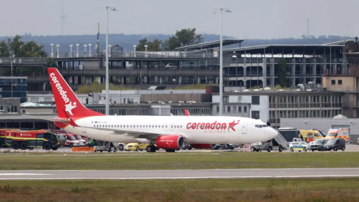 Die aus Korfu kommende Maschine der Fluggesellschaft Corendon steht auf dem Nürnberger Flughafengelände . Der Nürnberger Flughafen ist wegen eines Polizeieinsatzes gegen Mittag für den Flugverkehr gesperrt worden. Nach einem Alarm wegen eines möglichen Notfalls in einem Flugzeug am Nürnberger Flughafen hat die Polizei Entwarnung gegeben.