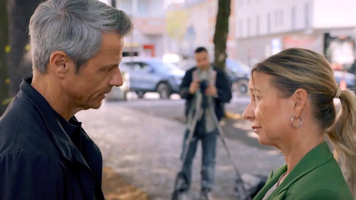 Ute (Isabell Hertel) ist unzufrieden, dass Benedikt (Jens Hajek) seinen vermeintlichen Fehler nicht zugeben will. Hinten Easy (Lars Steinhöfel)