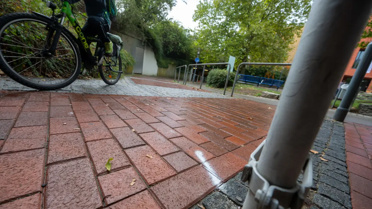 Eislingen Markierungen für neuen Radweg an der Bahnunterführung