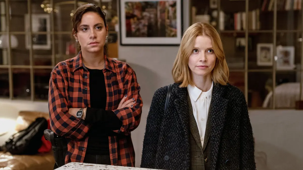 Am 18. Oktober 2026 ermittelt das neue Kiel-Duo Mila Sahin (Almila Bagriacik, l.) und Elli Krieger (Karoline Schuch) im „Tatort: Unter Feinden“.