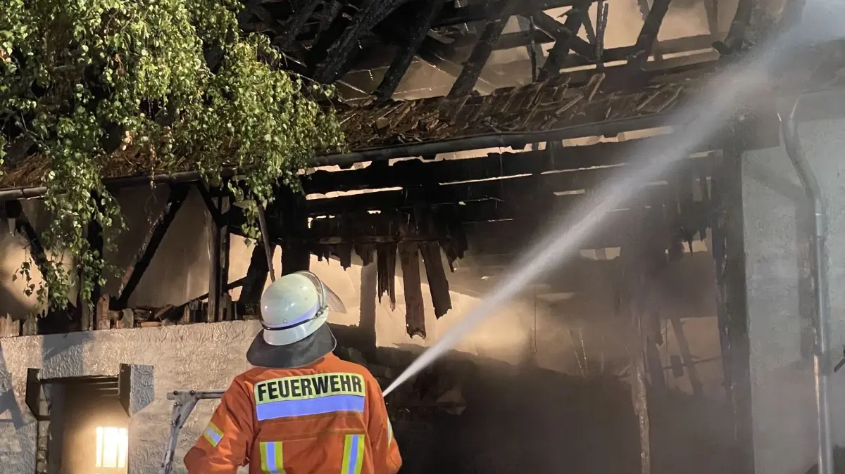 Nachlöscharbeiten durch die Feuerwehr Bild Markus Fritsch Kreisfeuerwehrverband Calw e.V.