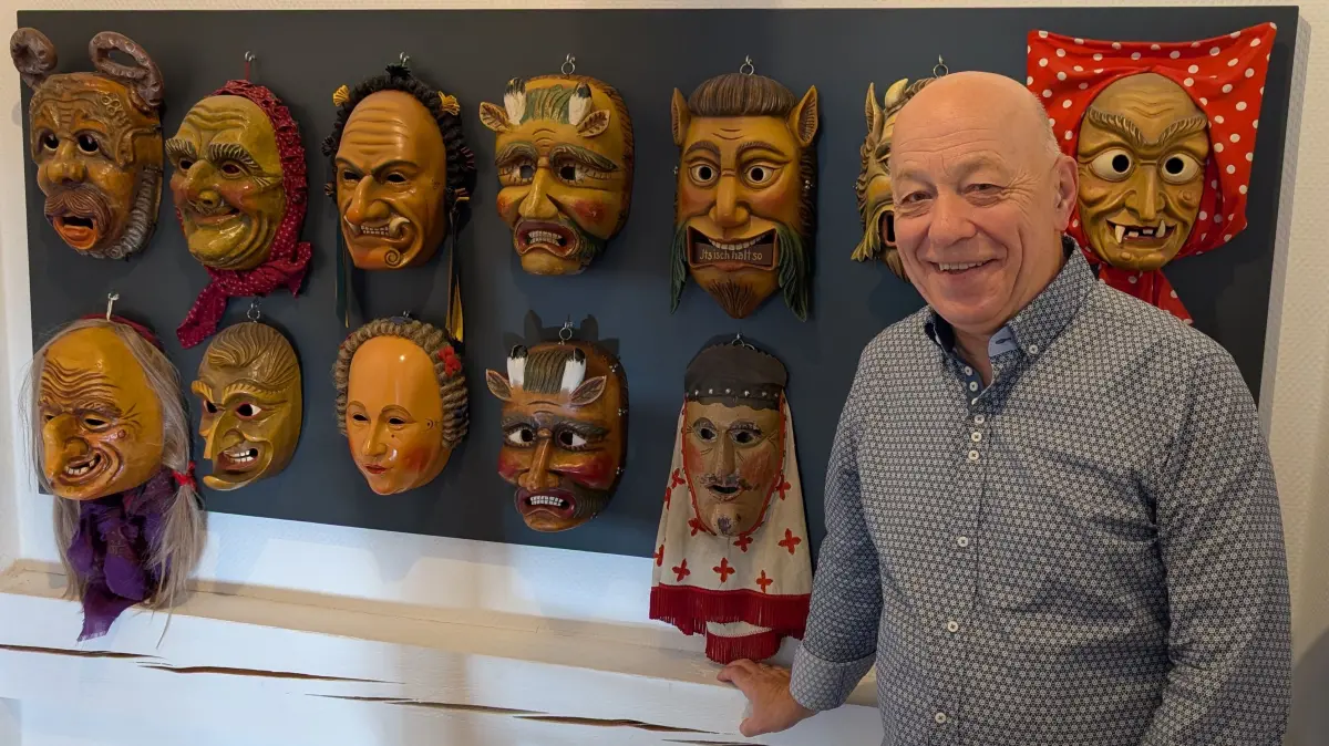 Clemens Fuchs hat die Bürgermedaille Rottenburg erhalten. Mit einem Teil seiner Maskensammlung (unter anderem einem Federhannes)