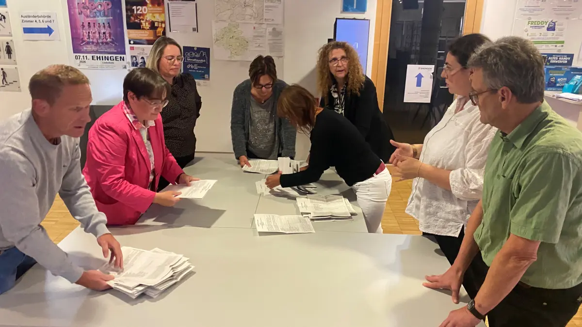 Wahlhelfer im Bürgersaal des Rathauses Ehingen beim Auszählen am Sonntagabend.