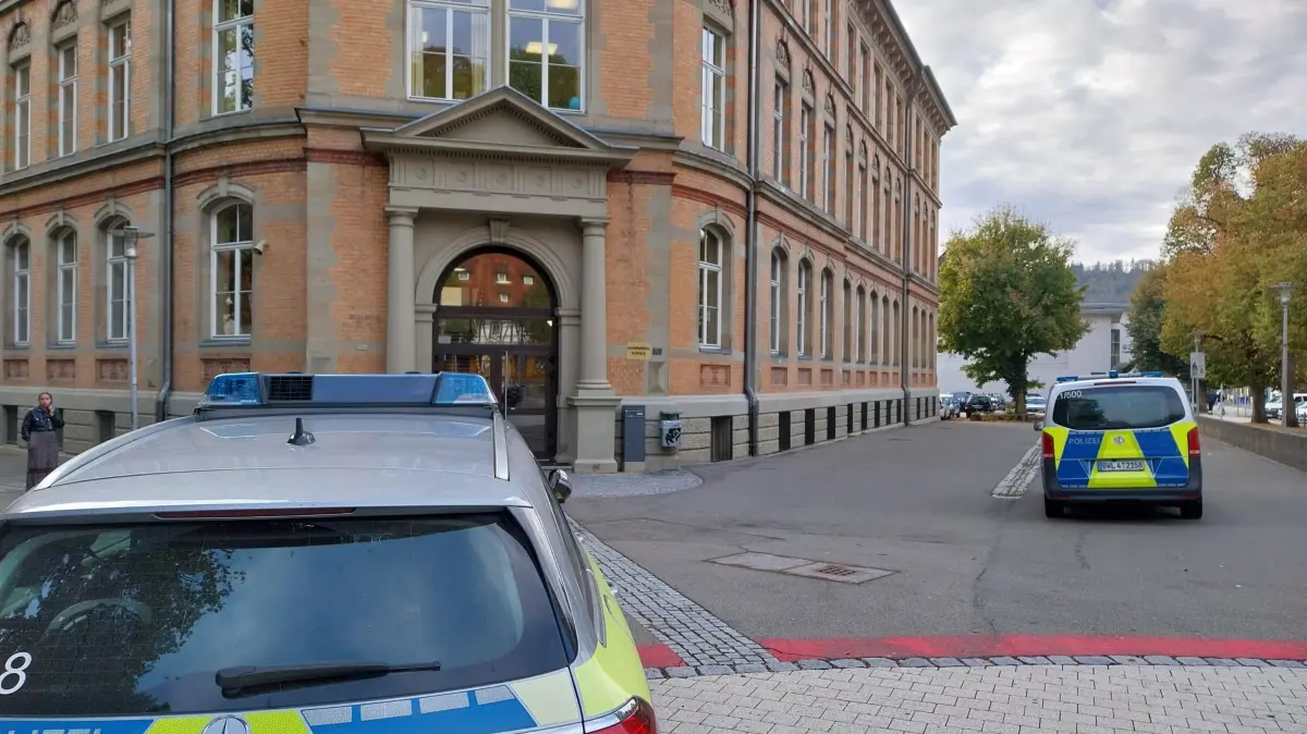 Polizei vor der Hohenbergschule in Albstadt am Dienstagmorgen