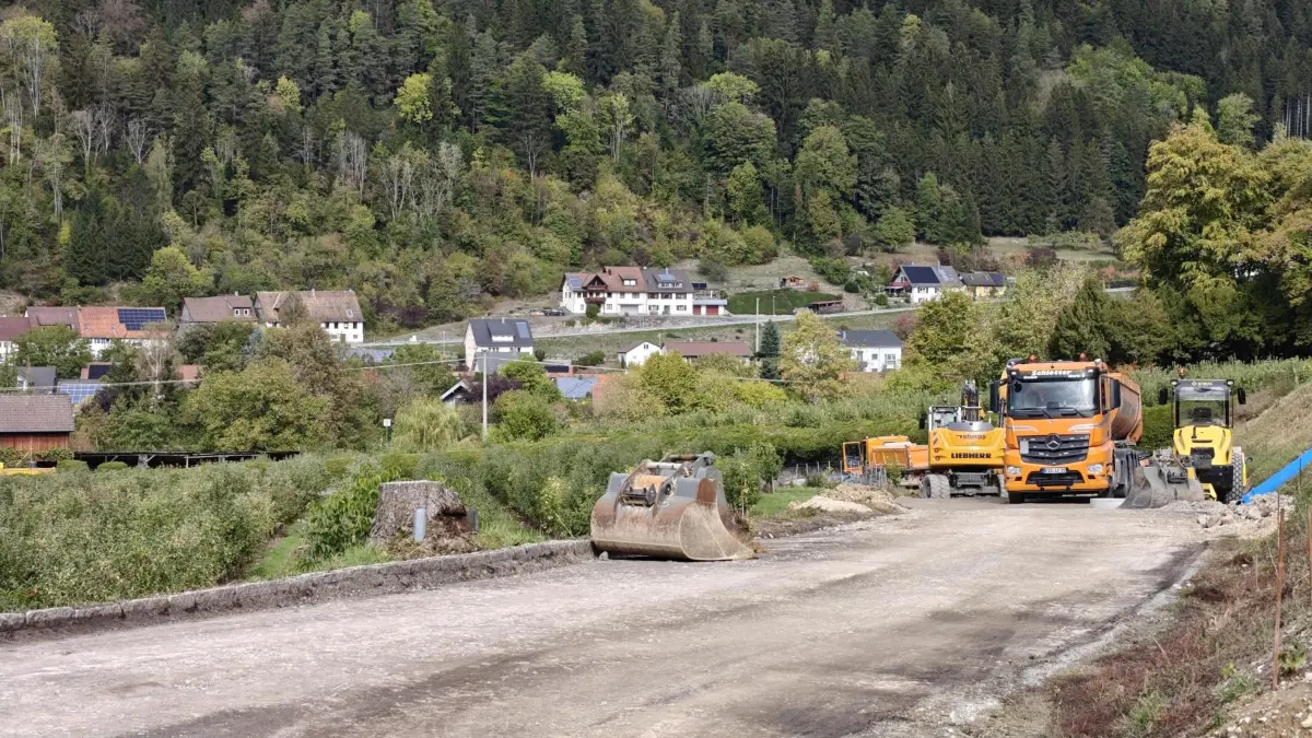Hier in Hopfau gibt es aktuell kein Durchkommen. Ein Stück der L409 wird saniert.