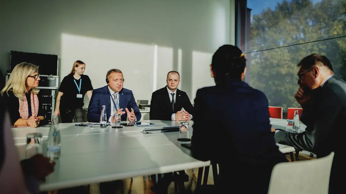 Bürgermeisterin Dr. Gundula Schäfer-Vogel und Krementschuks Bürgermeister Vitalii Maletskyiim Gespräch mit Bundesentwicklungsministerin Reem Alabali Radovan und dem ukrainischenBotschafter Oleksij Serhijowytsch Makejew. Bild: Photothek