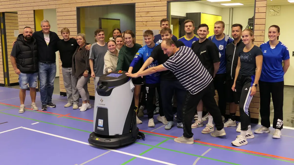 Hausmeister-Team und Handballer des TV Gerhausen freuen sich über den neuen Mitarbeiter, der auch hartnäckige Harz-Flecken in der Halle beseitigt.