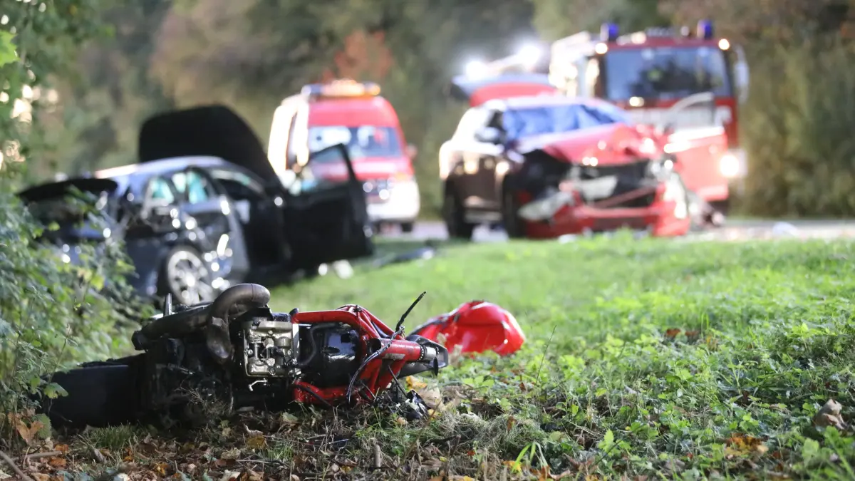 Ein 29-jähriger Motorradfahrer ist bei einem missglückten Überholmanöver zwischen Weißenhorn und Roggenburg frontal in ein entgegenkommendes Auto gekracht und gestorben.
