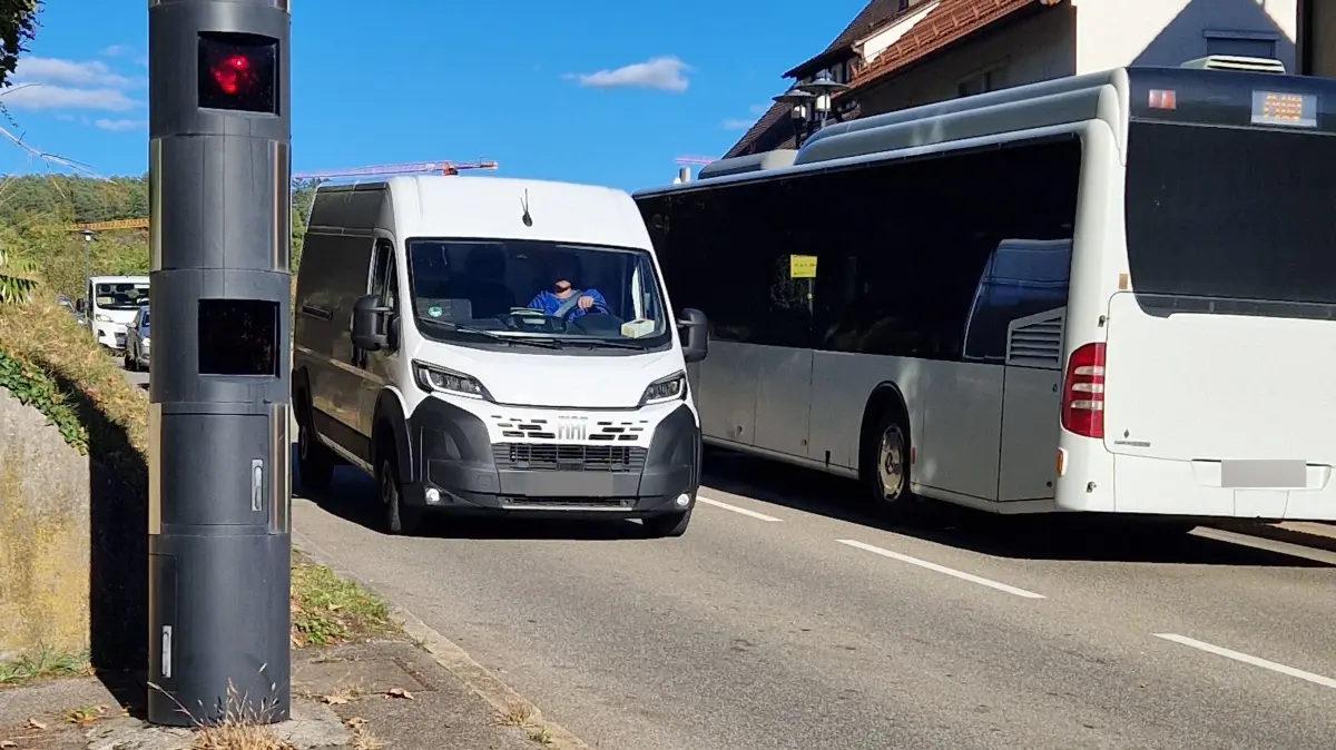 Sicherheit vor der Schule: Nahe der Gutermann-Grundschule in der Stuttgarter Straße kontrolliert diese stationäre Blitzersäule die Einhaltung von Tempo 30.
