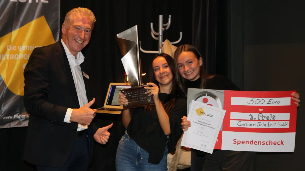 Dr. Ralf Eisenbeiß übergibt den ersten Preis an das Gewinner-Team der Gerhard Schubert GmbH.
