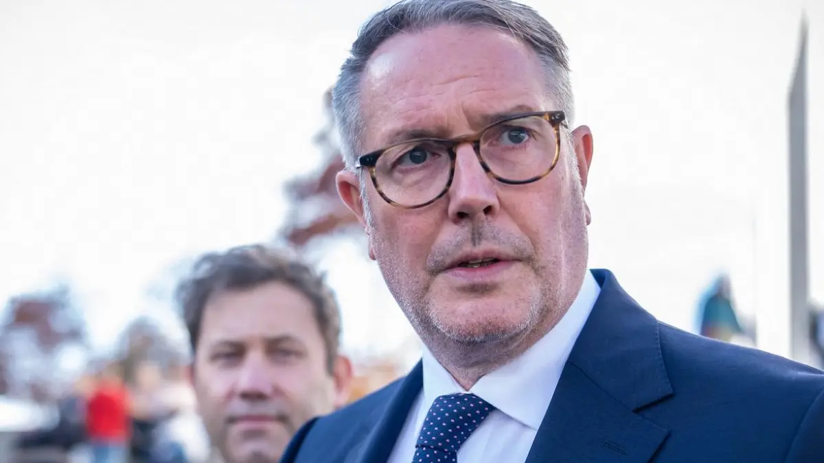 Der neue Arbeitsminister Alexander Schweitzer (re., mit Finanzminister Lars Klingbeil) hat gleich eine große Aufgabe vor sich. Dabei will sich Schweitzer nicht drängen lassen, sondern "zügig, aber gründlich" arbeiten.