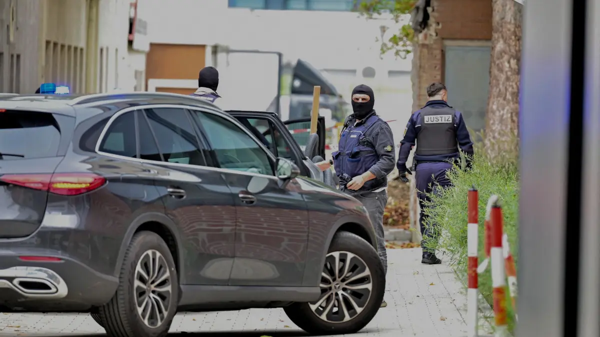 Sabotage in Polen: Verdächtige in Deutschland gefasst: Zwei Männer werden werden von Polizei und Justiz zum Haftrichter am Amtsgericht geführt. Gestern wurden in Nürtingen zwei Männer festgenommen, die im September in Polen einen Brandanschlag auf die Bodenstation des Satellitennetzes Starlink verübt haben sollen. (zu dpa: «Mutmaßliche Saboteure nach Starlink-Anschlag festgenommen»)