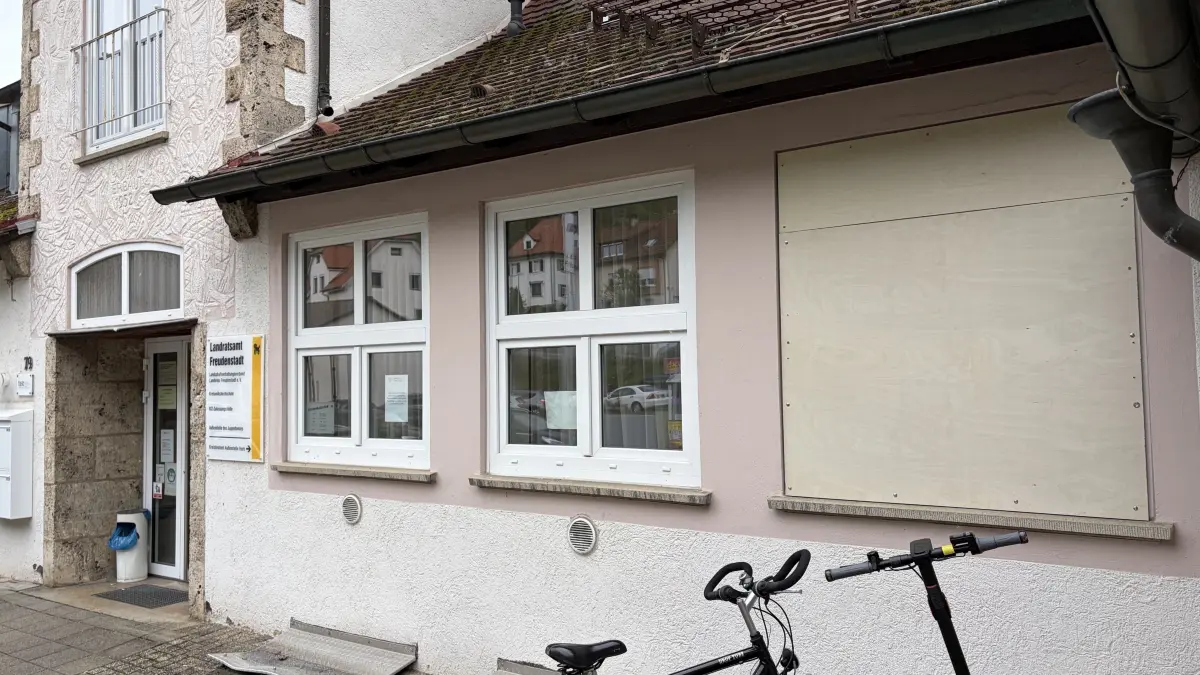 Mit Holz ist das Fenster der Zulassungsstelle in Horb verschlossen, durch das die Einbrecher am Wochenende eingestiegen sind.