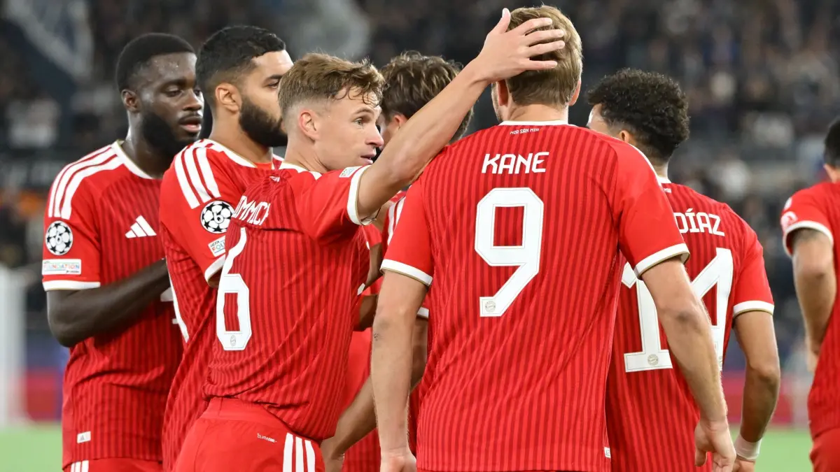Viking Stavanger - Bayern München: 13.10.2026, Norwegen, Stavanger: Fußball, Männer: Champions League, Viking Stavanger - Bayern München, Vorrunde, 2. Spieltag, im Stadion Lyse Arena. Harry Kane (FC Bayern München) freut sich mit Joshua Kimmich (FC Bayern München) und weiteren Mannschaftskollegen über sein Tor zum 2:3. Foto: Peter Kneffel/dpa +++ dpa-Bildfunk +++
