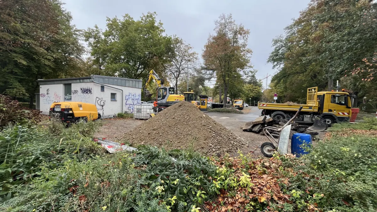 An der Silcherstraße sind Arbeiten angelaufen. Hier sollen ein Technikgebäude und ein Pufferspeicher für Flusswasser-Wärmepumpen entstehen.