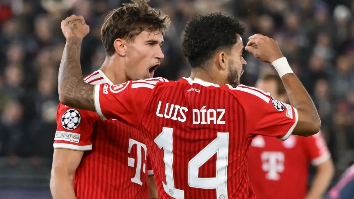 Viking Stavanger - Bayern München: Fußball, Männer: Champions League, Viking Stavanger - Bayern München, Vorrunde, 2. Spieltag, im Stadion Lyse Arena. Luis Diaz (Luis Fernando Diaz Marulanda) (FC Bayern München, r) jubelt mit Tom Bischof (FC Bayern München) über sein Tor zum 2:3. (zu dpa: «Blitz-Gegentor und Olise-Rot: Bayern verpassen Sieg»)