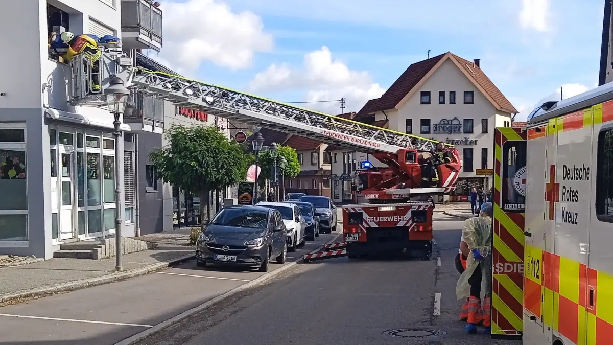 Rettungseinsatz Burladingen Mann mit Drehleiter aus Wohnung geholt