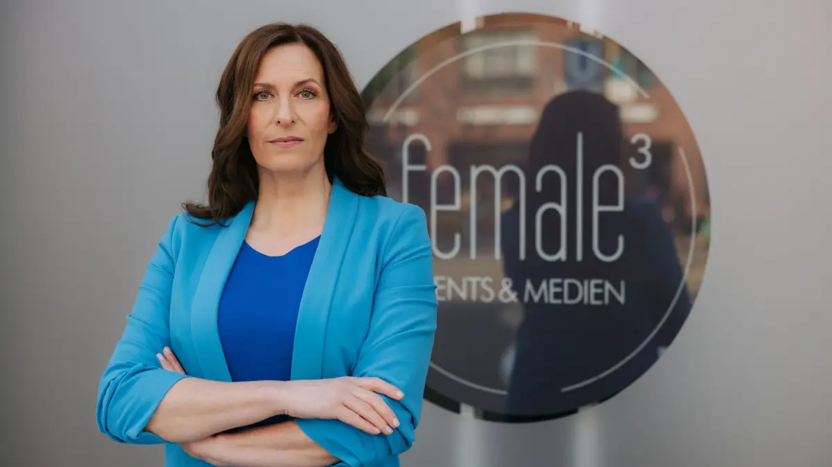 Katrin Flemming (Ulrike Frank) bangt um die Zukunft ihrer Agentur.