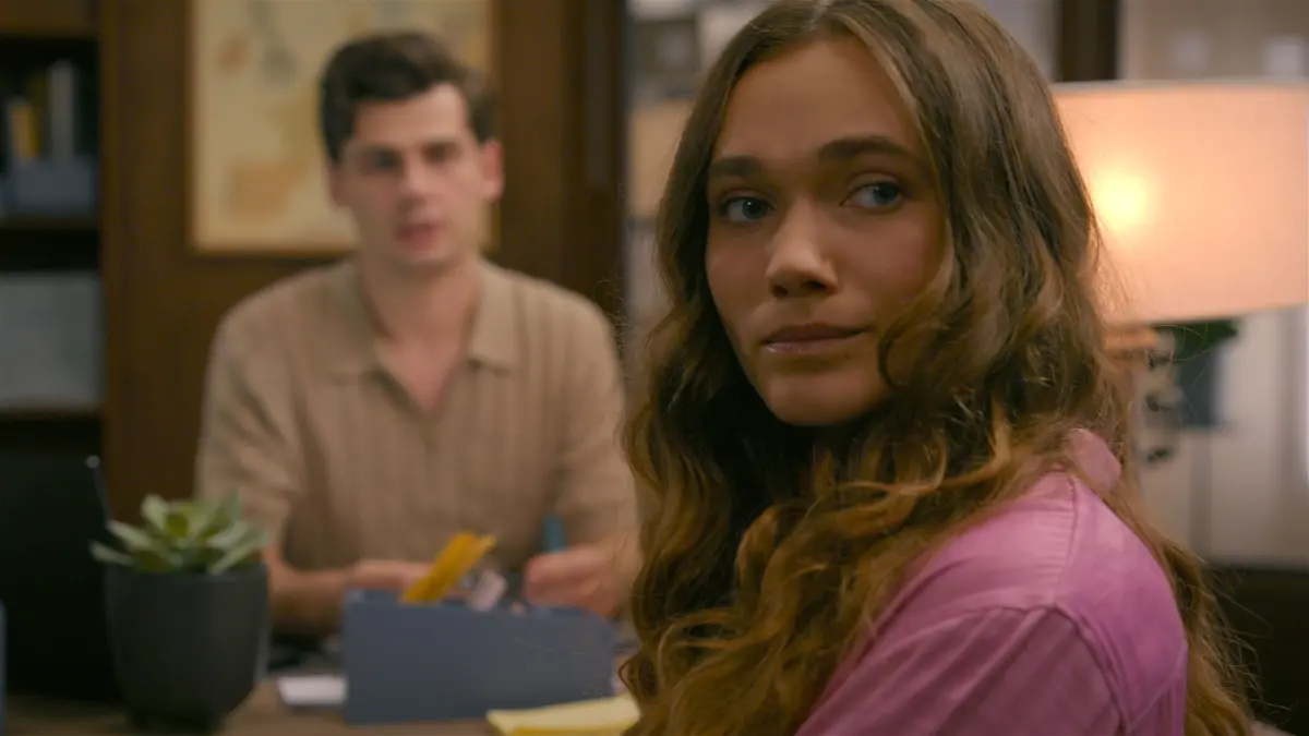 Joana (Josephine Martz) bringt es nicht übers Herz, Gabriella von ihrem Auszug zu berichten. Hinten Luca (Orlando Lenzen)