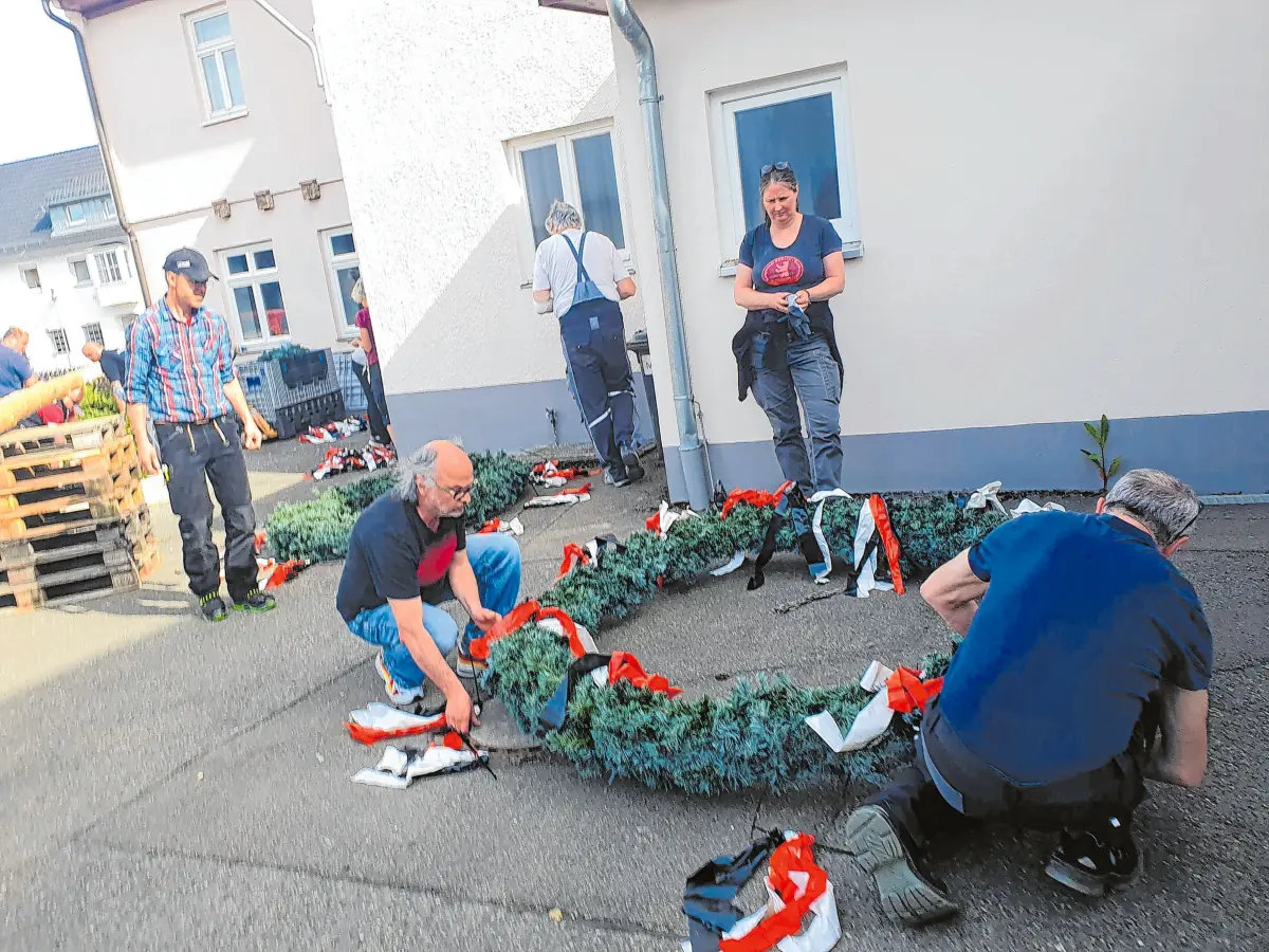 Der Pfuhler Maibaum wurde dieses Jahr vom HGV gestiftet.⇥Foto: C. Oed