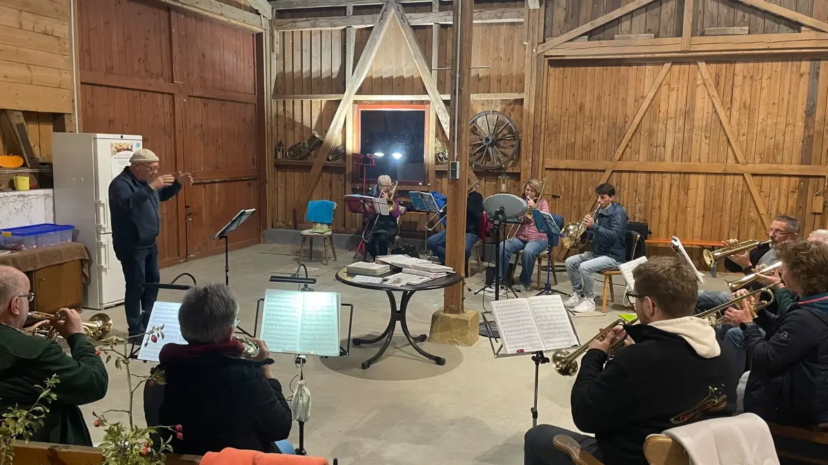 Der Posaunenchor Mühlheim am Bach bei der Probe in der Scheune.