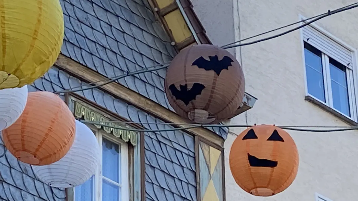 Der Hechinger Marktplatz ist herbstlich umdekoriert worden. Viele Lampions am Stadthimmel haben sich in Geistergesichter verwandelt.