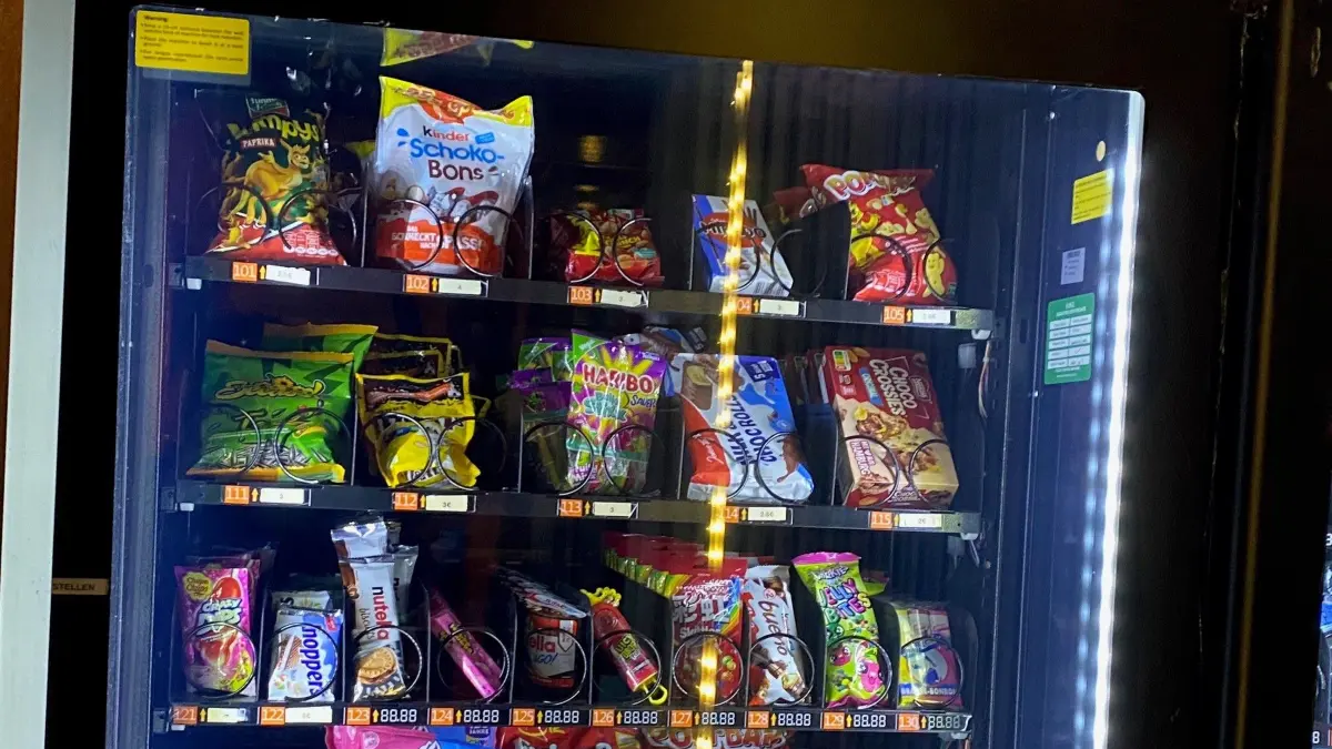 Appetit auf Stapel-Chips hatte ein Jugendlicher in Ansbach – deshalb nahm er gleich einen ganzen Automaten mit.
