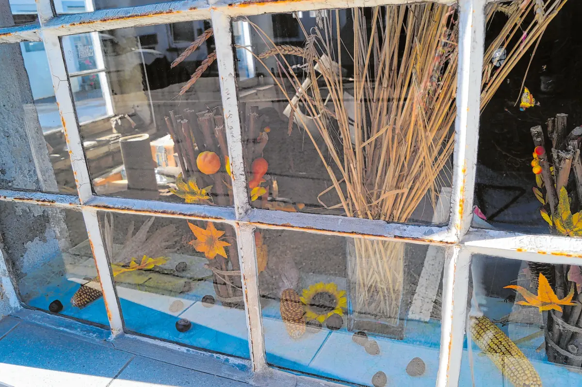 Blick in ein Werkstattfenster.⇥Foto: PS
