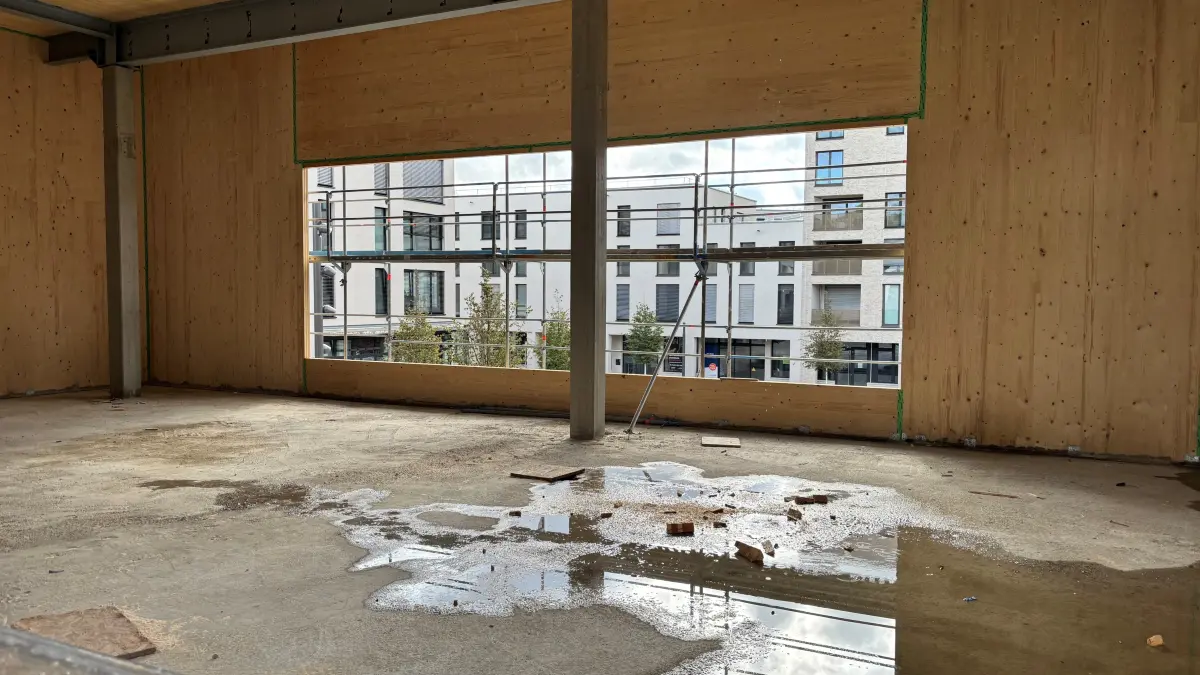 Die Sanierung des Blausteiner Rathauses geht voran: Der Beigeordnete Alexander Rist (Jacket) und Projektleiter Andreas Allgaier (beige Hose) führen durch die Baustelle