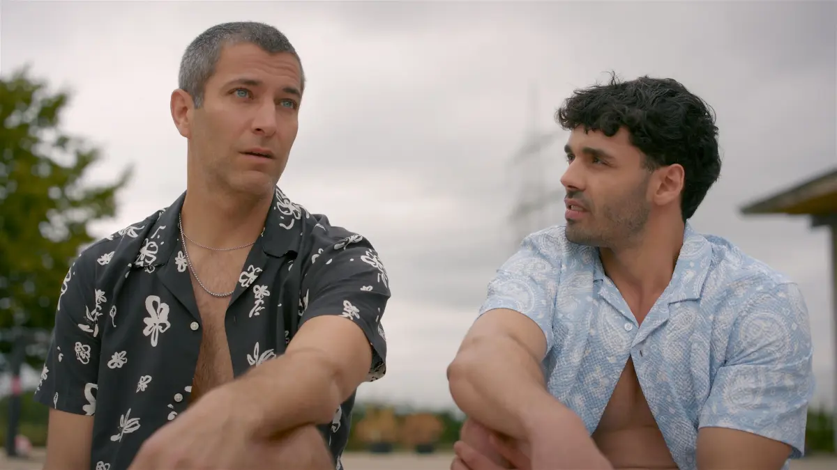 Nick (Raphael Kalkowski, r.) gesteht Dragan (Florian Thunemann), dass er in Luca (Orlando Lenzen) verliebt ist.