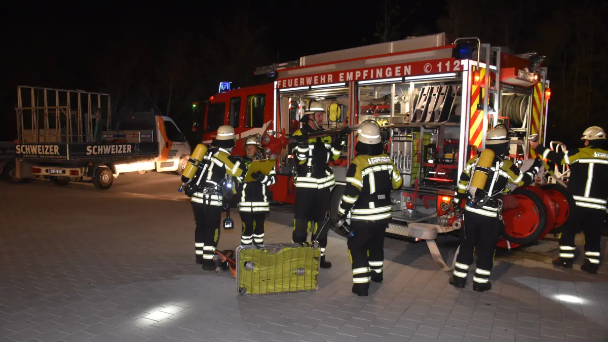 Voll im Einsatz: Bei einer Nachtübung probten die Feuerwehrleute aus Empfingen den Realeinsatz. Deshalb wusste im Vorfeld so gut wie niemand, wo die Übung stattfinden und was gefordert sein würde.