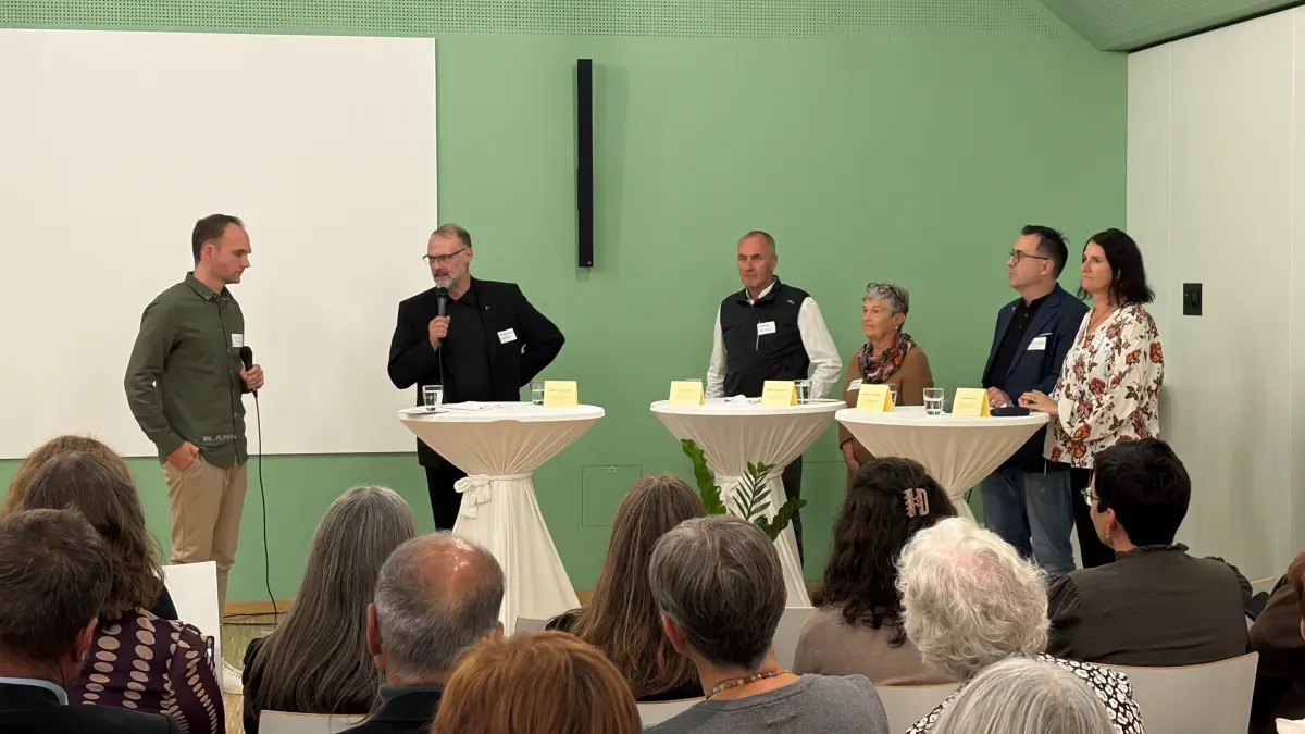 Ist ein Leben ohne PFL-Beratungsstelle sinnvoll? Darüber diskutierte Moderator Julian Kiefer mit Dekan Martin Ehrler, Kreisjugendamtsleiter Lothar Hilger, der ehemaligen PFL‑Mitarbeiterin Monika Mayer-Beck, PFL-Referent Sebastian Braunert und Psychotherapeutin Friederike Haar (von links).
