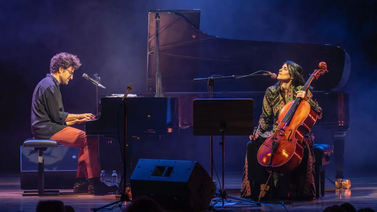 Albert Sanz und Sara Dowling, die als Duo Sama Teil des Eröffnungsabends am Samstag sind, verbinden sich Klavier, Cello und zwei Stimmen. Genre: Klassik, brasilanische Lieder und Improvisation.