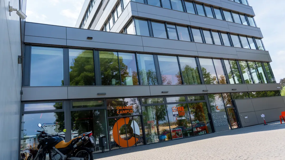 Orange Campus BBU 01 (Kennzeichen unscharf)