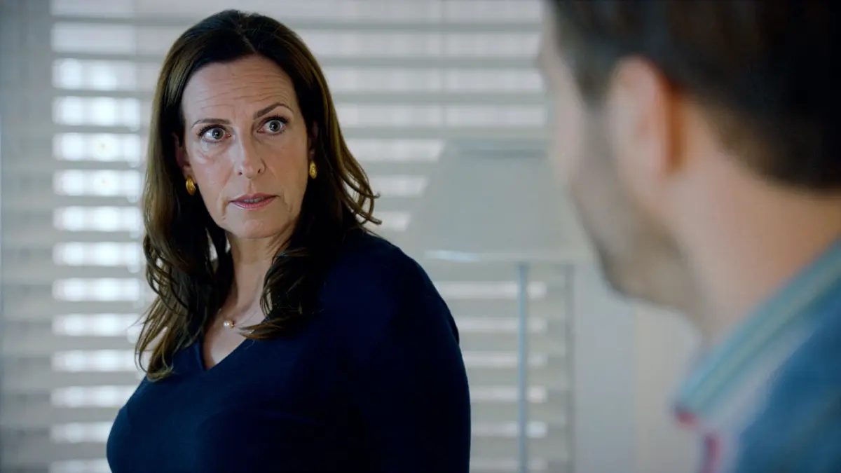 Katrin (Ulrike Frank) bangt nach Julians Beichte um ihre Agentur.
