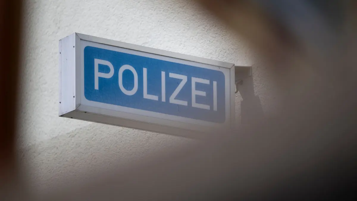 Polizei: ARCHIV - 06.08.2026, Baden-Württemberg, Stuttgart: Ein Schild mit der Aufschrift „Polizei“ ist an der Fassade des Polizeipräsidiums Stuttgart befestigt. (zu dpa: «Einbruch in Praxis: Beute im Wert von 150.000 Euro») Foto: Marijan Murat/dpa +++ dpa-Bildfunk +++