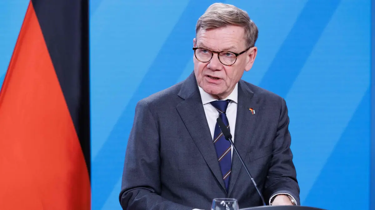 Bulgarische Außenministerin in Berlin: 14.10.2026, Berlin: Johann Wadephul (CDU), Außenminister, bei einer Pressekonferenz gemeinsam mit seiner bulgarischen Amtskollegin nach einem Treffen im Auswärtigen Amt. (zu dpa: «Wadephul zu Nord-Stream-Prozess: Gehen mit jedem Ergebnis um») Foto: Carsten Koall/dpa +++ dpa-Bildfunk +++