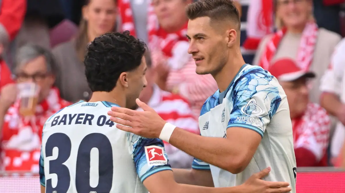 Patrik Schick: ARCHIV - 10.10.2026, Rheinland-Pfalz, Mainz: Fußball, Männer: Bundesliga, FSV Mainz 05 - Bayer Leverkusen, 5. Spieltag, Mewa Arena, Patrik Schick (r, Bayer Leverkusen) jubelt nach seinem Treffer zum 0:2. mit Ibrahim Maza (Bayer Leverkusen) (zu dpa: «Fitness, Fokus, Führung: Warum Schick bei Bayer so stark ist») Foto: Torsten Silz/dpa - WICHTIGER HINWEIS: Gemäß den Vorgaben der Bundesliga bzw. des DFB Deutscher Fußball-Bund ist es untersagt, in dem Stadion und/oder vom Spiel angefertigte Fotoaufnahmen in Form von Sequenzbildern und/oder videoähnlichen Fotostrecken zu verwerten bzw. verwerten zu lassen. +++ dpa-Bildfunk +++