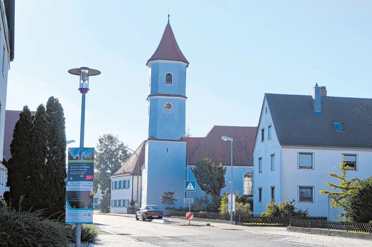 Die Ortsmitte mit historischem Kern von Burlafingen (links) und Pfuhl (rechts).⇥Fotos: Petra Starzmann