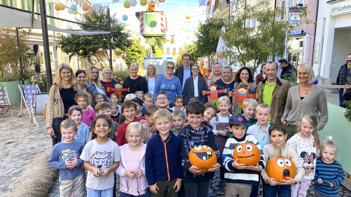 Der Hechinger Marktplatz ist herbstlich umdekoriert worden. Viele Lampions am Stadthimmel haben sich in Geistergesichter verwandelt.